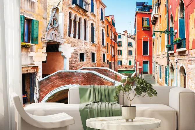 Fototapeta: Malowniczy kanał z mostem otoczony kamienicami