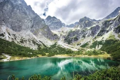 Fototapeta: Malowniczy krajobraz z jeziorem górskim