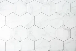 Fototapeta: Marmurowa ściana z sześciokątnymi płytkami