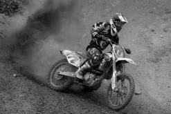 Fototapeta: Mężczyzna jadący na motorze