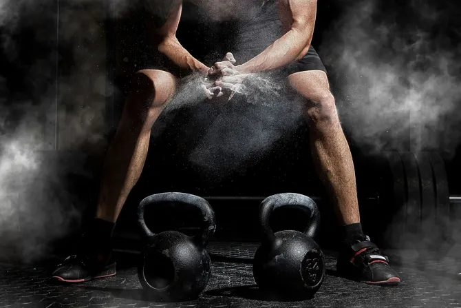 Fototapeta: Mężczyzna szykujący się do podnoszenia ciężarów