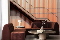 Fototapeta: Metalowe schody na tle budynku