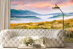 Fototapeta: Mgła na polanie z górami i wschodem słońca