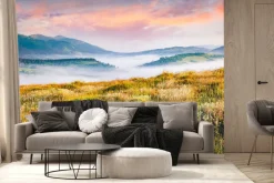 Fototapeta: Mgła na polanie z górami i wschodem słońca