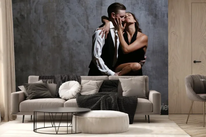 Fototapeta: Młoda ładna kobieta w czarnej sukni i człowiek tańczy tango