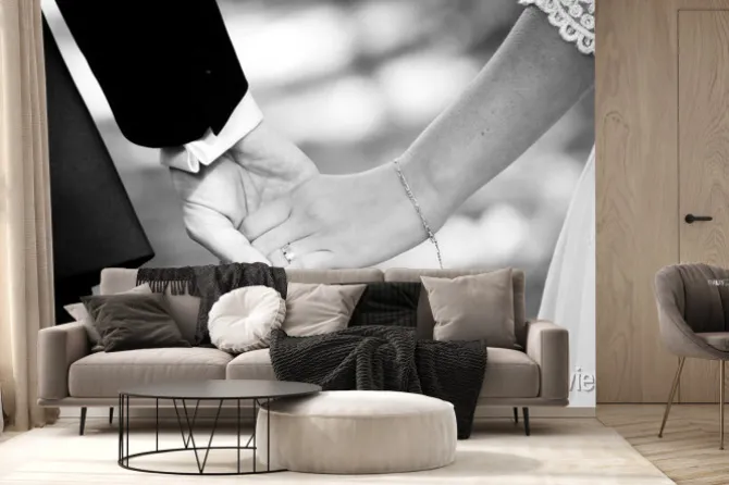 Fototapeta: Młode małżeństwo trzymając się za ręce