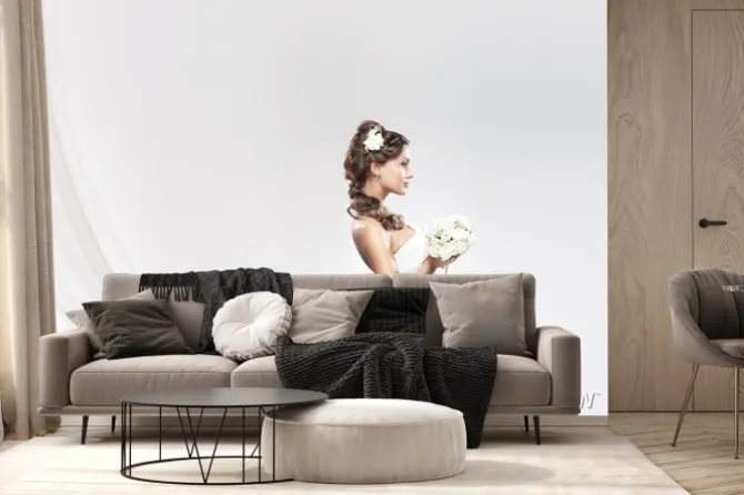 Fototapeta: Młody kaukaski młodej stwarzających w białej sukni z kwiatami