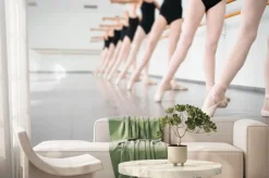 Fototapeta: Młodych tancerzy ballerinas tańca w klasie, baletu klasycznego