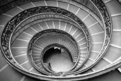 Fototapeta: Monochromatyczne zdjęcie kręconych schodów