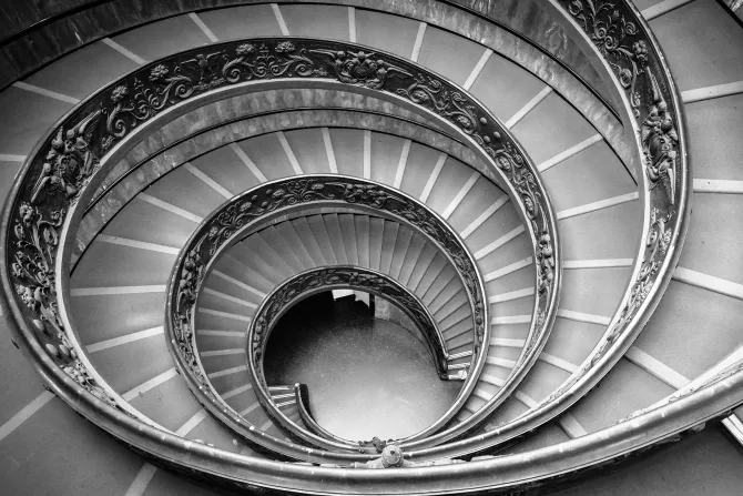 Fototapeta: Monochromatyczne zdjęcie kręconych schodów