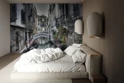 Fototapeta: Most pomiędzy kamienicami z gondolą