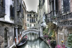 Fototapeta: Most pomiędzy kamienicami z gondolą