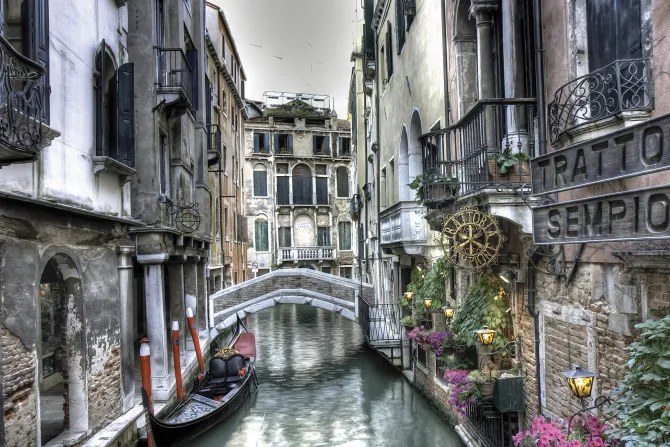 Fototapeta: Most pomiędzy kamienicami z gondolą