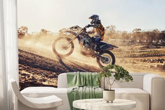 Fototapeta: Motocyklista jadący po wzgórzu