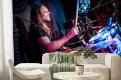 Fototapeta: Muzyk grający na perkusji na scenie, koncert muzyki rockowej