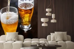 Fototapeta: Nalewania piwa do wysokiej kubek na stole łupków