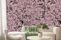 Fototapeta: Napisy w stylu graffiti na różowej ścianie