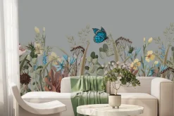 Fototapeta: Niebieski motyl na kwiecistej łące naturalny krajobraz