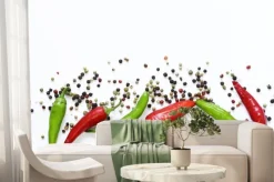 Fototapeta: Ostre papryczki i ziarna pieprzu na białym tle