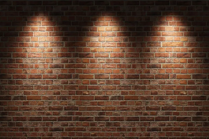 Fototapeta: Oświetlony mur z czerwonej cegły