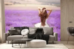 Fototapeta: Panna młoda w dniu ślubu w lawendowym polu