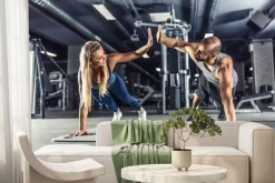 Fototapeta: Para sportowców ćwicząca na siłowni