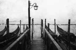 Fototapeta: Pejzaż wenecji o poranku z mgłą i gondolami