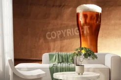 Fototapeta: Pełna szklankę piwa z pianką świeżości na stole na szarym tle