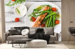 Fototapeta: Pieczony łosoś przyozdobionym ze szparagami i pomidorami z ziołami.