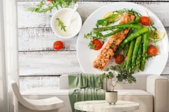 Fototapeta: Pieczony łosoś przyozdobionym ze szparagami i pomidorami z ziołami.