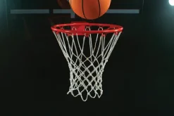 Fototapeta: Piłka koszykarska wpadająca do kosza