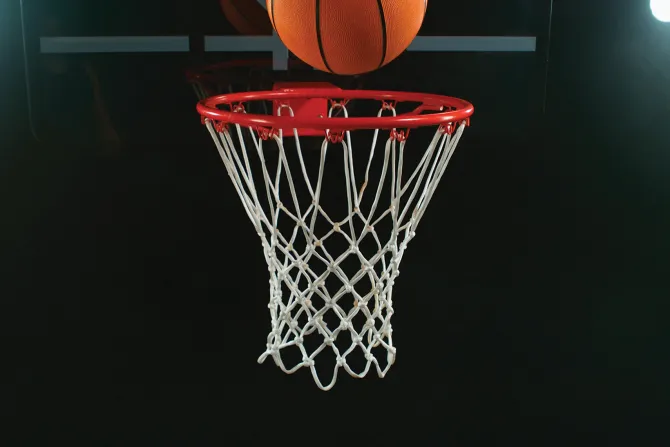 Fototapeta: Piłka koszykarska wpadająca do kosza