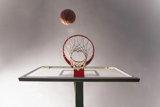 Fototapeta: Piłka lecąca do kosza na tle nieba