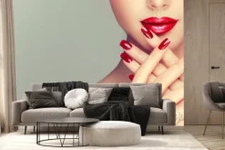 Fototapeta: Piękna dziewczyna pokazano czerwone manicure paznokcie. makijaż