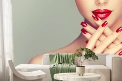 Fototapeta: Piękna dziewczyna pokazano czerwone manicure paznokcie. makijaż