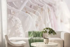 Fototapeta: Piękna odzież dla młodej w salonie