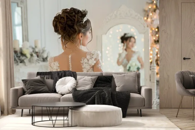 Fototapeta: Piękna panna młoda w sukni ślubnej na lustrze w boże narodzenie.