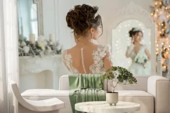 Fototapeta: Piękna panna młoda w sukni ślubnej na lustrze w boże narodzenie.