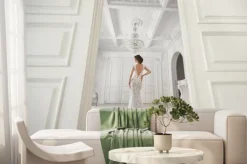 Fototapeta: Piękna panna młoda stwarzające w sukni ślubnej w białym studiu