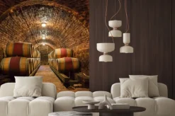 Fototapeta: Piwnica z cegły z rzędami drewnianych beczek