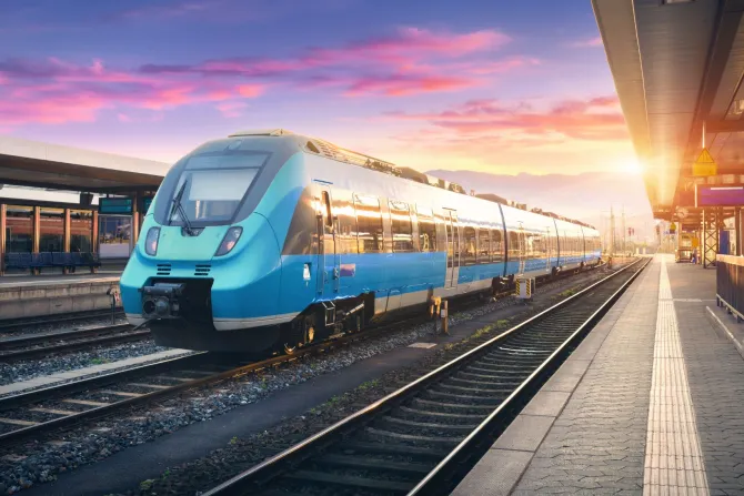 Fototapeta: Pociąg na dworcu w promieniach zachodzącego słońca