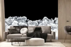 Fototapeta: Pokruszone kostki lodu na ciemnym tle