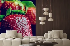 Fototapeta: Połowa truskawki samodzielnie na czarnym tle