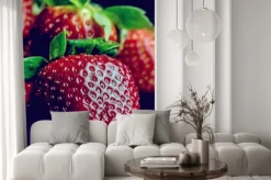 Fototapeta: Połowa truskawki samodzielnie na czarnym tle