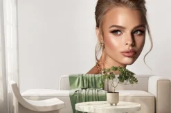 Fototapeta: Portret kobiety w naszyjniku i kolczykach