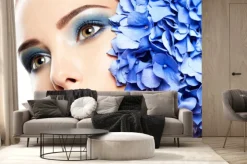 Fototapeta: Portret kobiety z niebieskim kwiatem