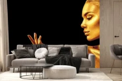 Fototapeta: Portret kobiety w złotawym odcieniu na czarnym tle