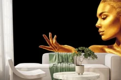 Fototapeta: Portret kobiety w złotawym odcieniu na czarnym tle