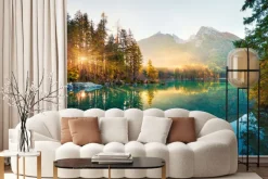 Fototapeta: Promienie słoneczne gór przebijające się przez las