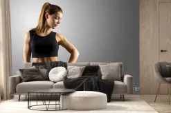 Fototapeta: Przydatności piękne kobiety stojącej